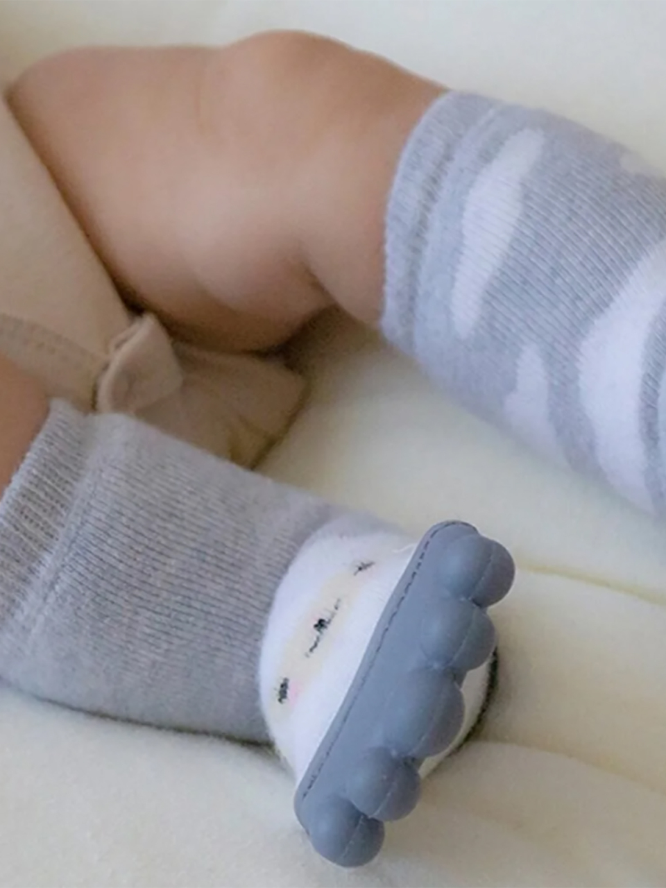 BabyJem Silikon Diş Kaşıyıcılı Havlu Bebek Çorap Gri - 3