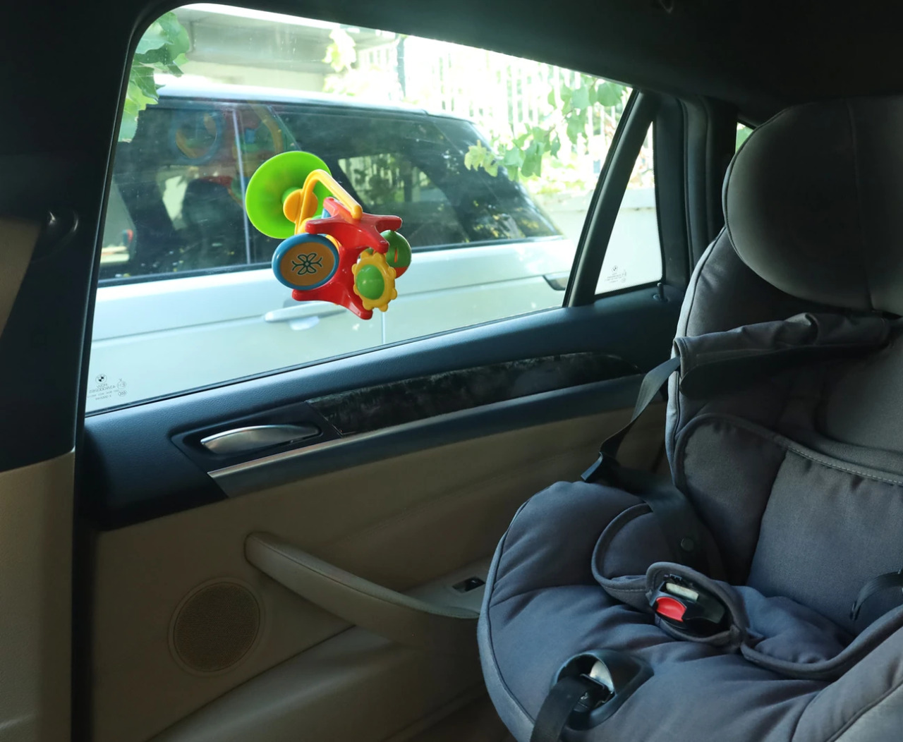 كرسي مرتفع للأطفال مزود بكأس شفط - 5