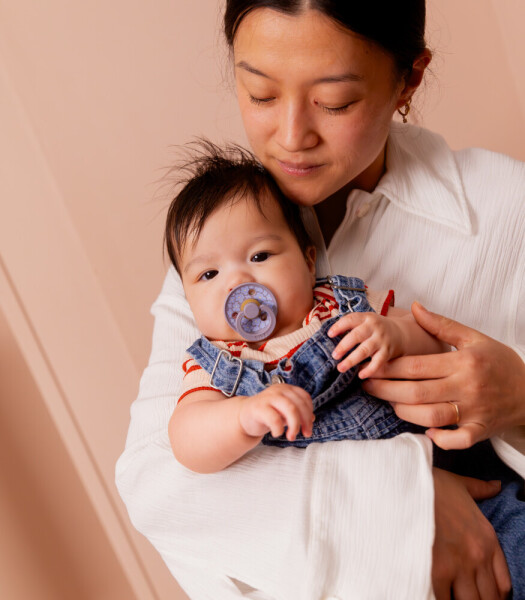 لهاية مطاطية ملونة من بيبس ستوديو بلون الياسمين من عمر 0 ​​إلى 6 أشهر، رمادية فوسيل - 3