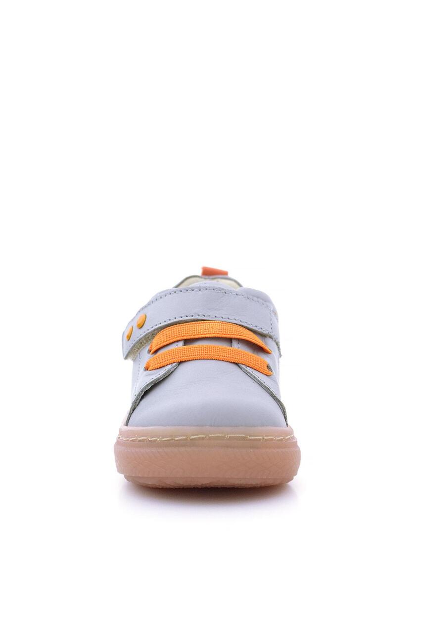 حذاء أطفال تشريحي من الجلد الطبيعي مع تفاصيل معدنية باللون الرمادي وشريط فيلكرو مرن - 3