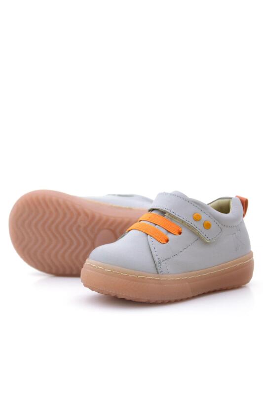 حذاء أطفال تشريحي من الجلد الطبيعي مع تفاصيل معدنية باللون الرمادي وشريط فيلكرو مرن - 5