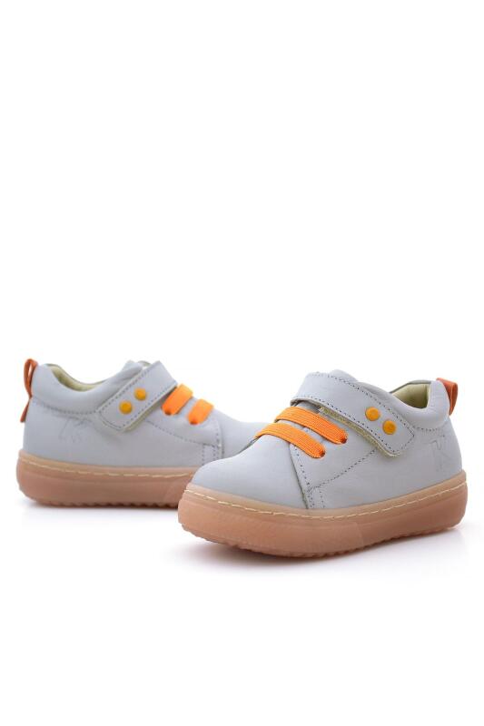 حذاء أطفال تشريحي من الجلد الطبيعي مع تفاصيل معدنية باللون الرمادي وشريط فيلكرو مرن - 6