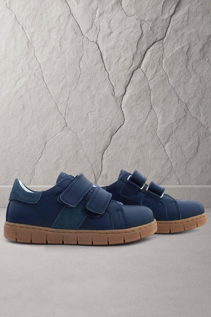 حذاء رياضي للأولاد من الجلد الطبيعي بشريط فيلكرو أزرق داكن - 1