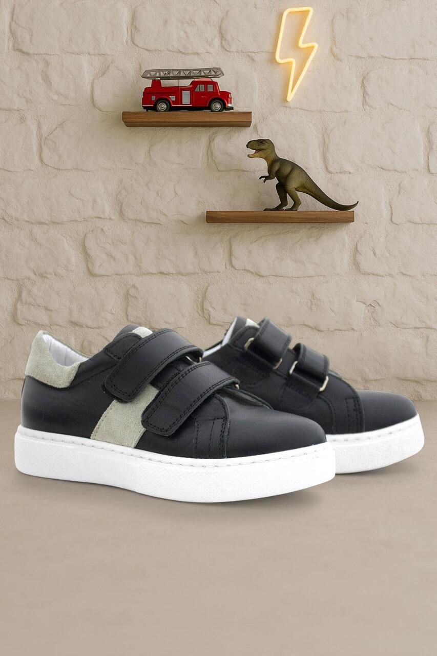 حذاء رياضي للأطفال مصنوع من الجلد الطبيعي باللون الأسود والرمادي مع شريط فيلكرو - 1