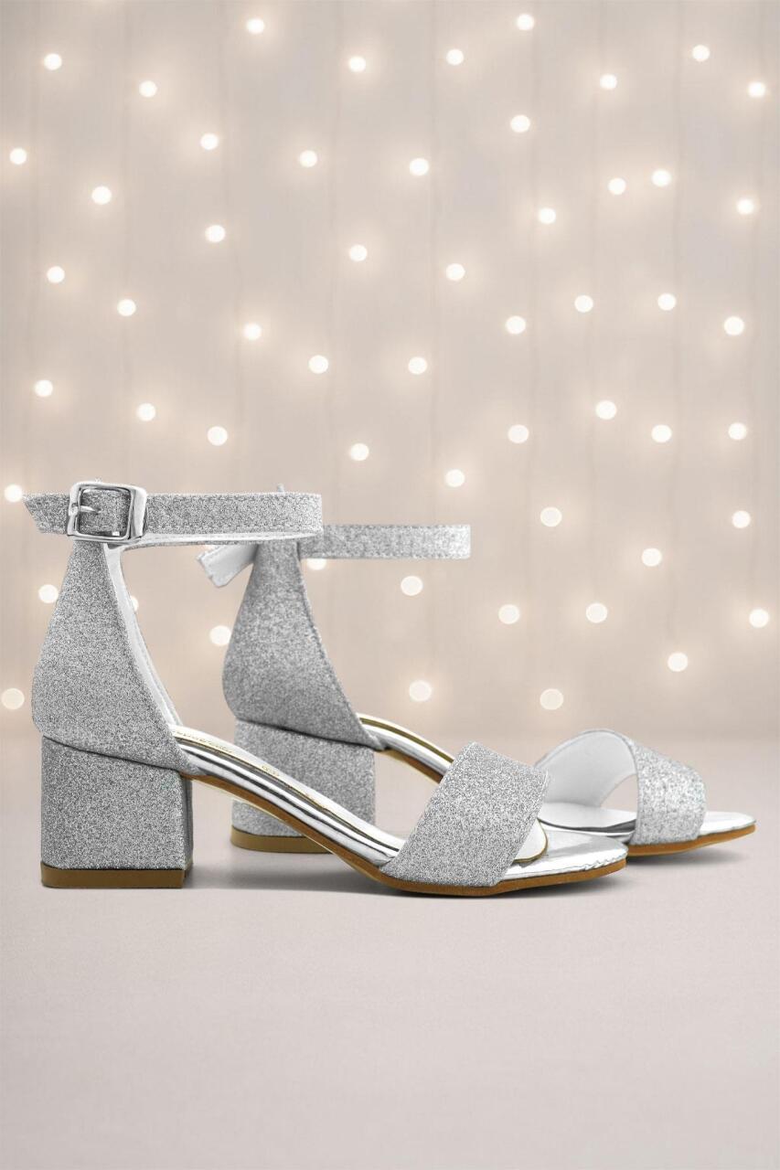 حذاء سهرة للبنات من ليلو برّاق فضي اللون بكعب عالٍ وحزام واحد - 1