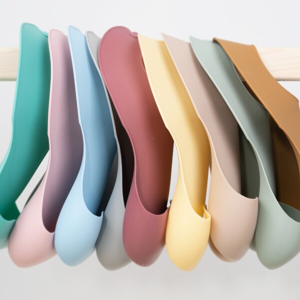 مريلة أطفال من السيليكون من OiOi Basics باللون الأخضر المائي - 2