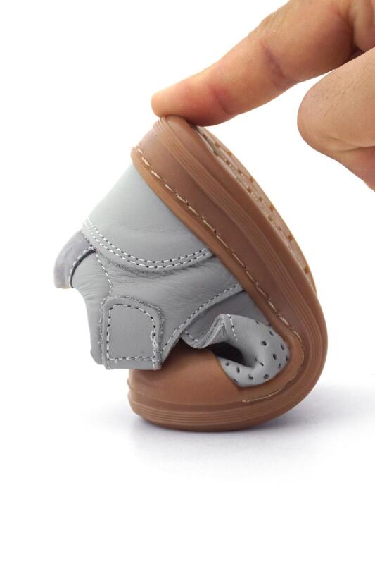 صندل شون من الجلد الطبيعي باللون الرمادي الفاتح مع شريط فيلكرو تشريحي للأطفال من راكر بلاس - 10