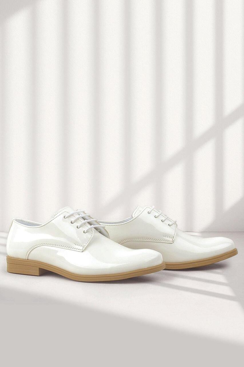 حذاء مدرسي للأطفال من راكر بلاس، مصنوع من الجلد اللامع، برباط، بلون كريمي - 1