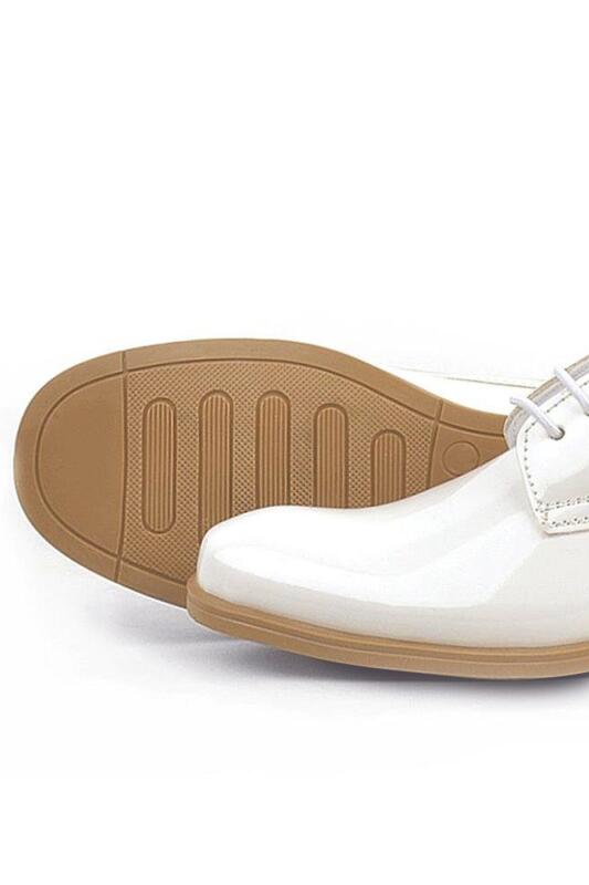 حذاء مدرسي للأطفال من راكر بلاس، مصنوع من الجلد اللامع، برباط، بلون كريمي - 7