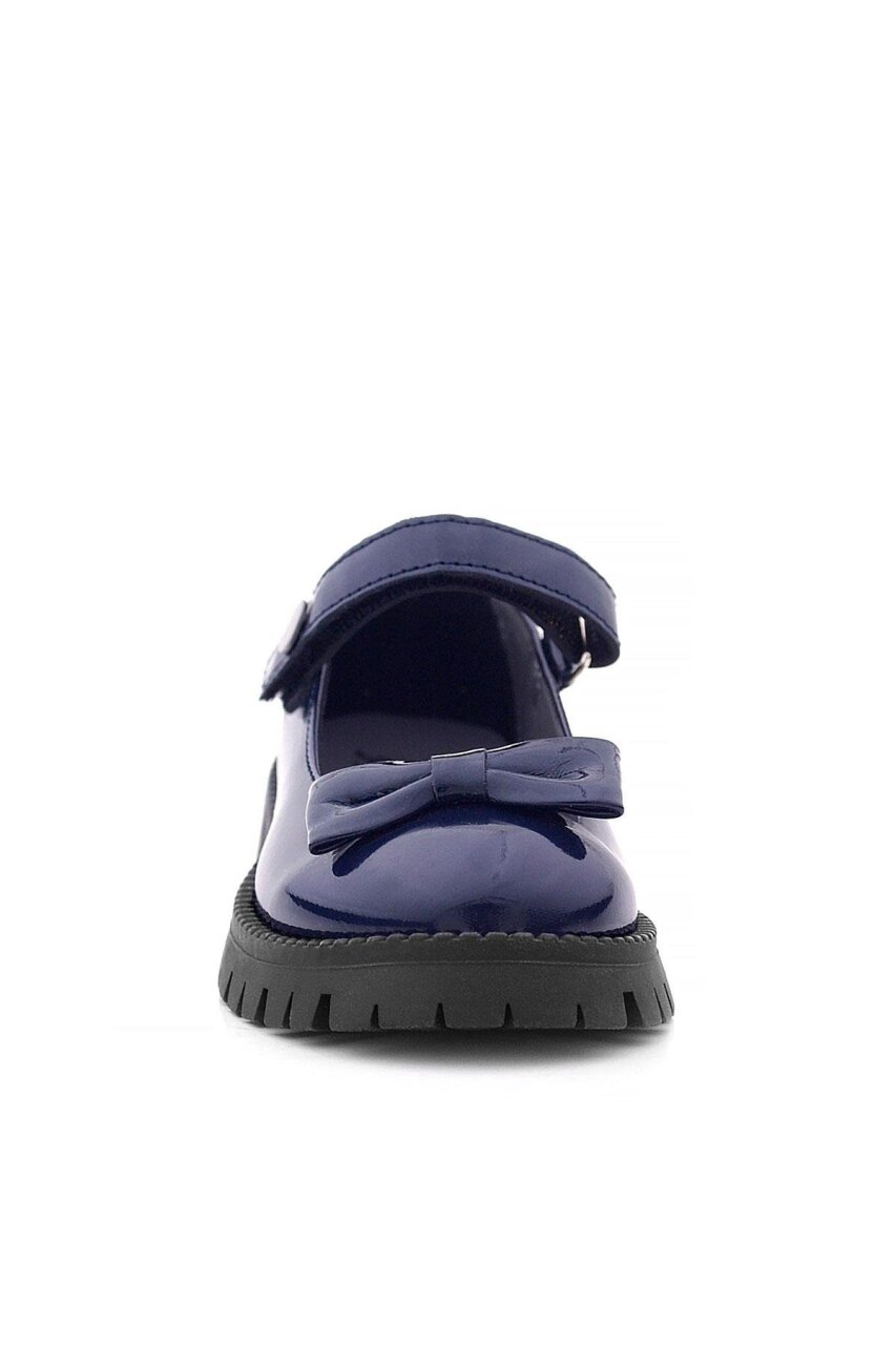 حذاء مدرسي للبنات من راكر بلاس، مصنوع من الجلد اللامع باللون الأزرق الداكن، مزود بشريط فيلكرو ونعل سميك وتفاصيل معدنية - 4