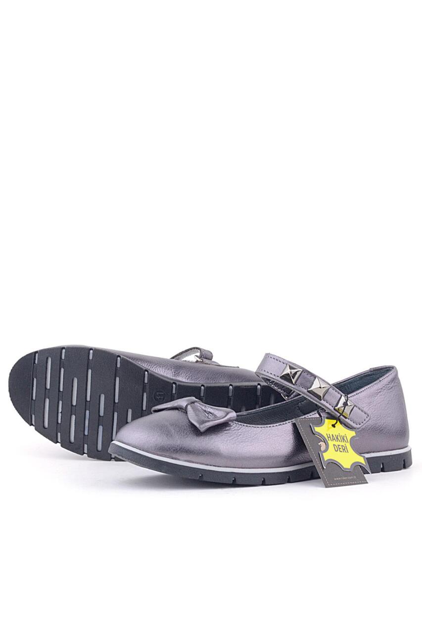 حذاء باليرينا للبنات من راكر بلاس مصنوع من الجلد الطبيعي مع تفاصيل معدنية وشريط فيلكرو بلاتيني - 6