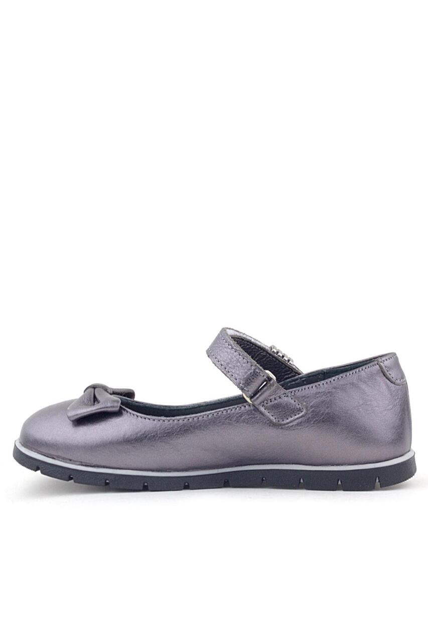 حذاء باليرينا للبنات من راكر بلاس مصنوع من الجلد الطبيعي ومُزود بإبزيم بلاتيني وشريط فيلكرو - 4
