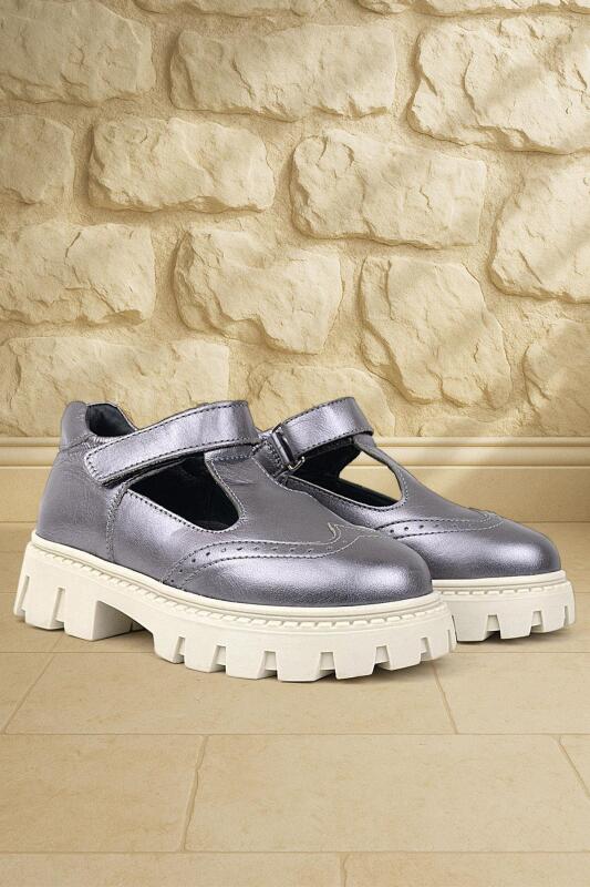 حذاء مدرسي للبنات من جلد طبيعي من راكر بلاس، ذو قاعدة كريمية بلاتينية، مزود بشريط فيلكرو - Rakerplus