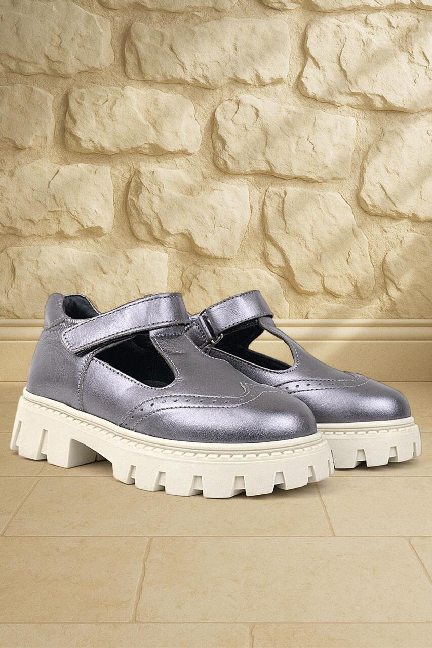 حذاء مدرسي للبنات من جلد طبيعي من راكر بلاس، ذو قاعدة كريمية بلاتينية، مزود بشريط فيلكرو - 1