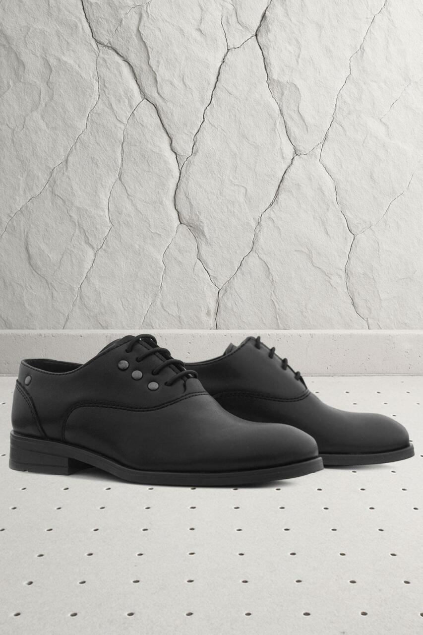 حذاء كلاسيكي للأطفال من راكر بلاس، أسود مطفي، برباط، مزين بتفاصيل معدنية - 1