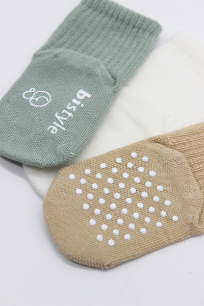 جوارب قطنية أساسية مانعة للانزلاق من بايستايل، عبوة من 3 قطع، BS10106، لون بيج فاتح - 4