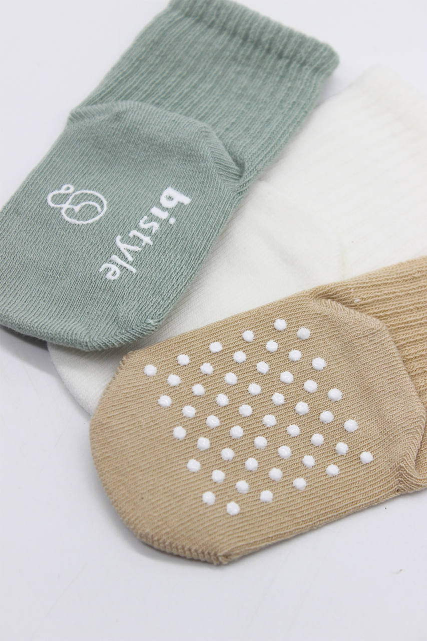 جوارب قطنية أساسية مانعة للانزلاق من بايستايل، عبوة من 3 قطع، BS10106، لون بيج فاتح - 4