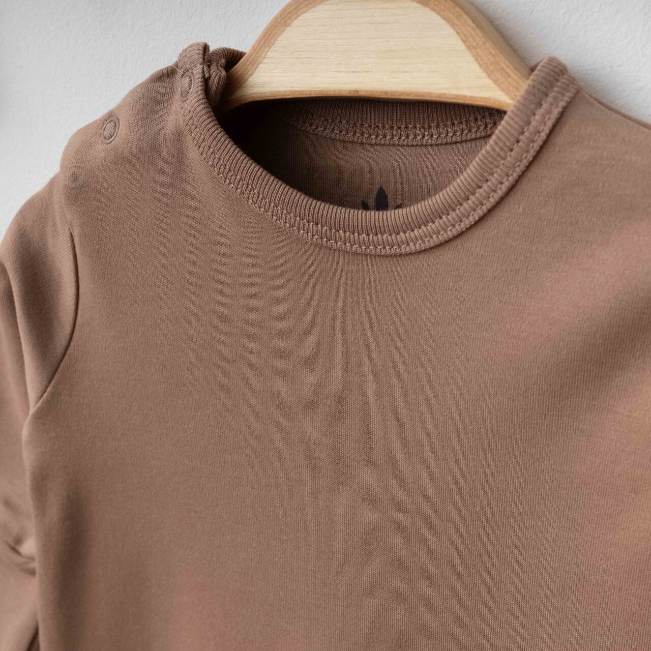 طقم ملابس أطفال عضوي من قطعتين من إسلينزا بيبي، رقم 0049، لون قهوة - 3