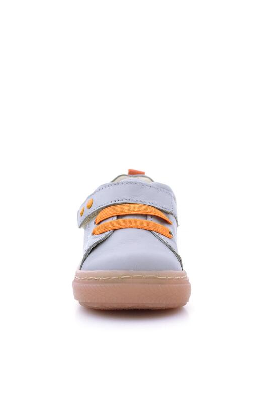 حذاء أطفال تشريحي من الجلد الطبيعي مع تفاصيل معدنية باللون الرمادي وشريط فيلكرو مرن - 3