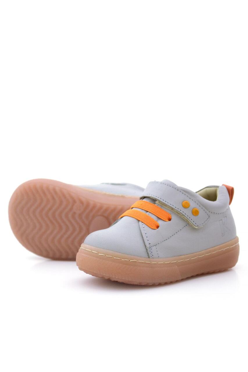 حذاء أطفال تشريحي من الجلد الطبيعي مع تفاصيل معدنية باللون الرمادي وشريط فيلكرو مرن - 5
