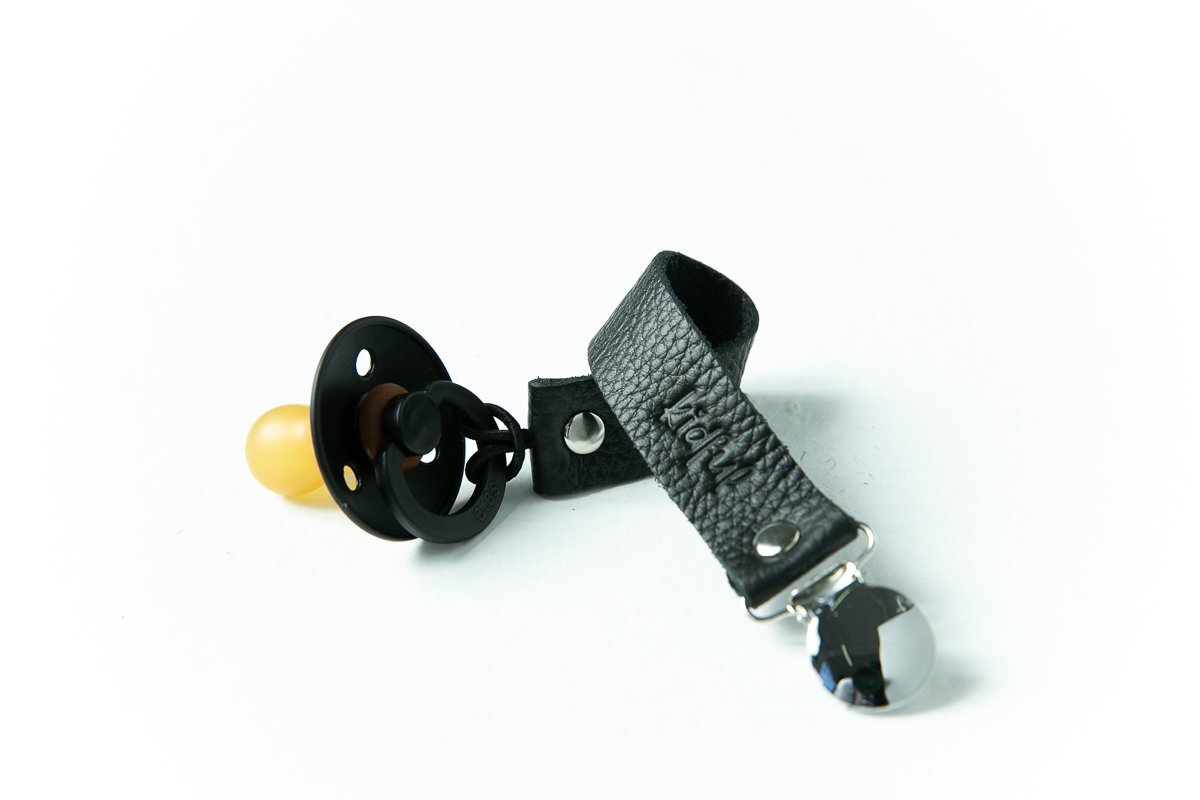 مشبك لهاية بلون الفحم من كيدفول (مصبوغ بصبغة نباتية) - 2