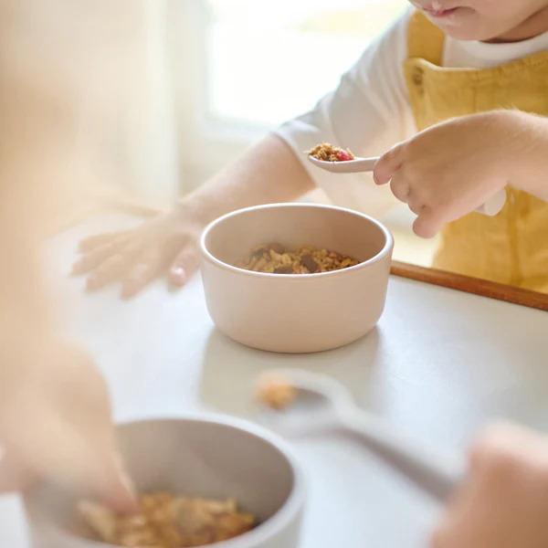 وعاء سيليكون من OiOi Basics، لون أخضر نهري - 4