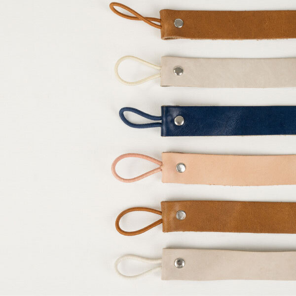 مشبك لهاية OiOi على شكل وحيد القرن باللون الوردي - 3