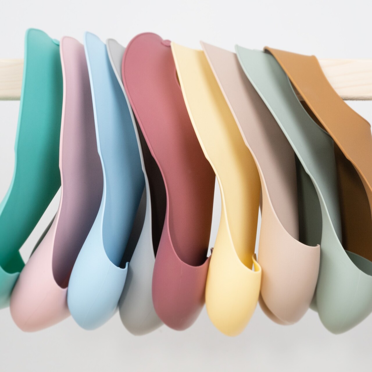 مريلة أطفال سيليكون من OiOi Basics، لون أخضر مائي - 2