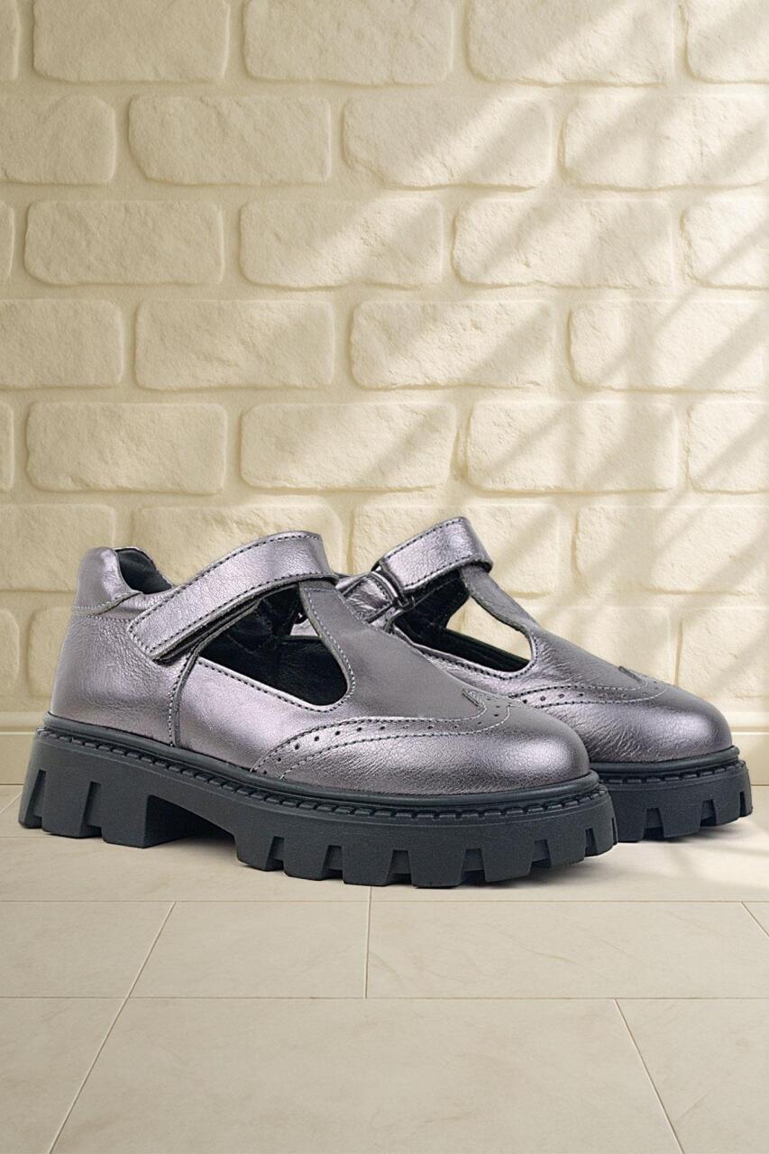 حذاء مدرسي للبنات من راكر بلاس مصنوع من الجلد الطبيعي باللون الأسود البلاتيني مع قاعدة فيلكرو - 1